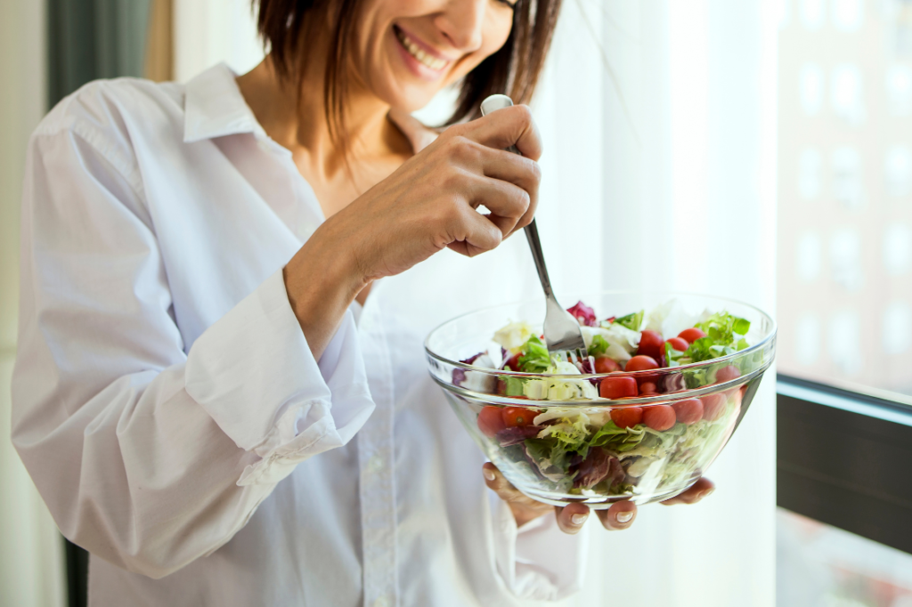 Uma mulher como um prato de salada